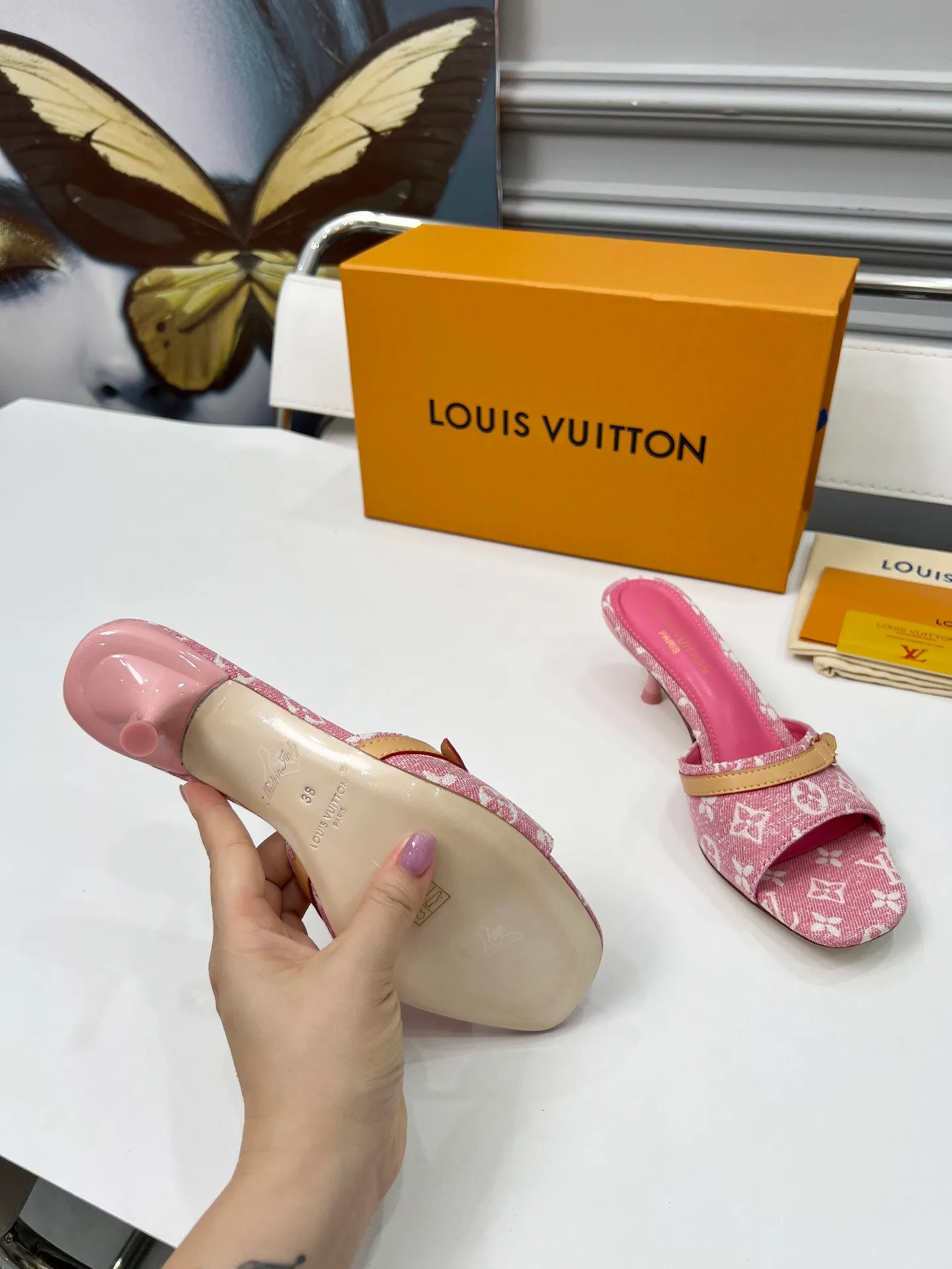👟👟Ex-factory price 440👟👟 LV new denim kitten heel slippers 2025 summer must-have for goddesses, original replica, super comfortable on the feet. Show off the queen's temperament, the heel height is 9.5CM, which shows your temperament without being tiring. Leather outsole. Standard code: 35-42 (41 and 42 codes are customized, non-returnable and non-exchangeable)